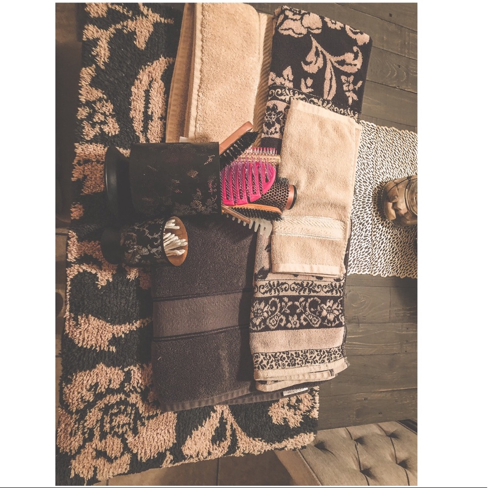 ‼️SOLD‼️ Bathroom towel set